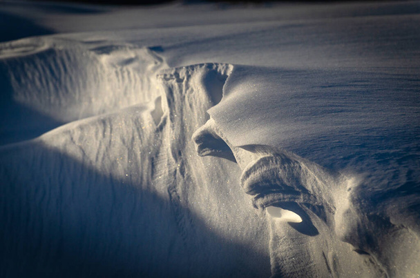 Gün batımında kar yağışı manzarası - Fotoğraf, Görsel