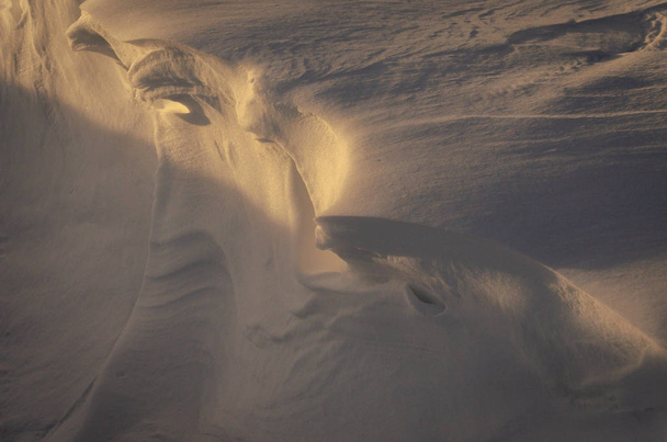 Krajina sněhových závějí při západu slunce - Fotografie, Obrázek