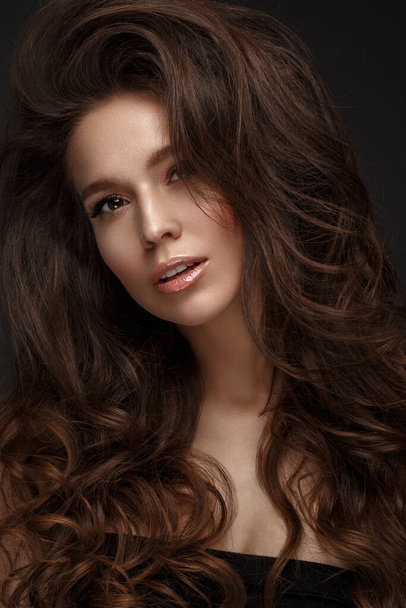 Beautiful brunette model : volume curls, classic makeup and sexy lips. The beauty face. - Fotografie, Obrázek