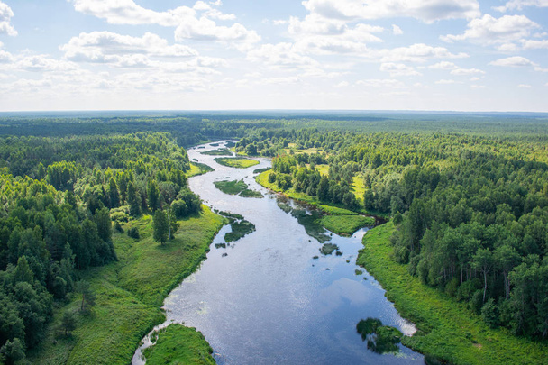 El lecho del río es fascinante desde una altura
 - Foto, Imagen