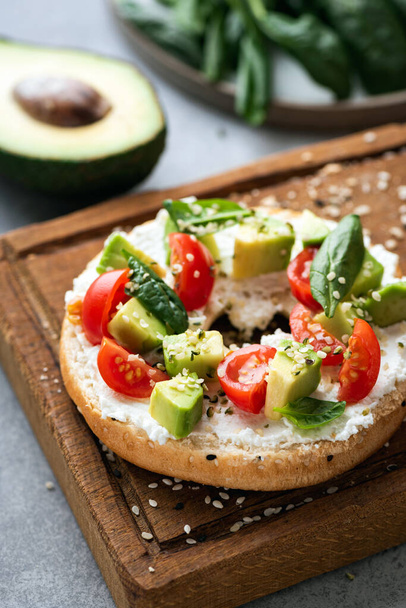 Bagel toast with avocado and tomato - Foto, Imagen