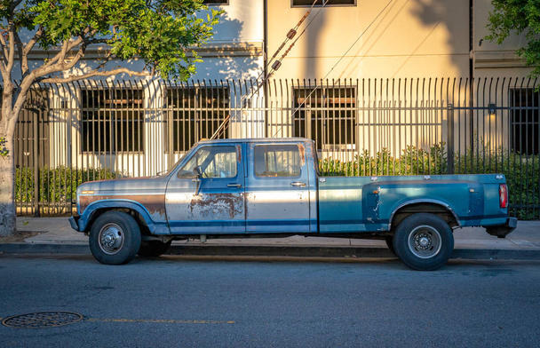 régi rozsdás furgon a város utcájában - Fotó, kép