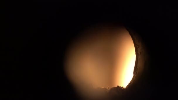 Hořící peleta v kotli natočená přes Prohlížeč dveřních liďáckých děr - Záběry, video