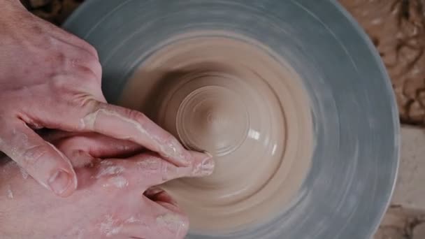 土偶の上を彫刻する男の陶芸家 - 映像、動画