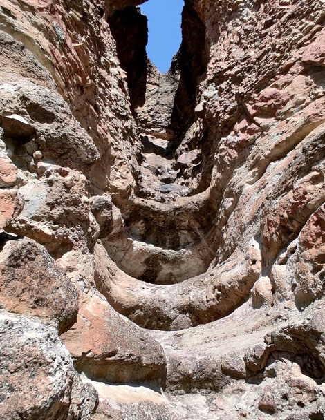 Gli incredibili calanchi e palizzate del clarno John Day Fossil Beds unità e formazioni rocciose in un paesaggio semi deserto nello stato dell'Oregon
 - Foto, immagini
