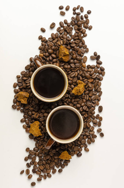 Chaga koffie met kruiden op de witte achtergrond - Foto, afbeelding