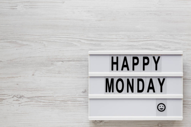 "Happy Monday" Worte auf einem Leuchtkasten, Klemmbrett mit leerem Blatt o - Foto, Bild