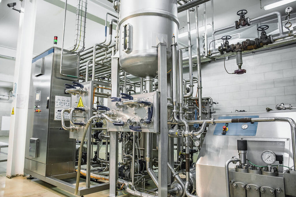 Stahltanks oder Behälter und Rohre mit automatisierter Steuerung in der Lebensmittel- und Getränkeherstellung im Inneren der Fabrik - Foto, Bild