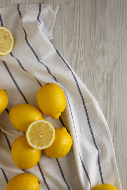 Ripe Yellow Organic Citrony na bílém dřevěném stole, pohled shora. Fl - Fotografie, Obrázek