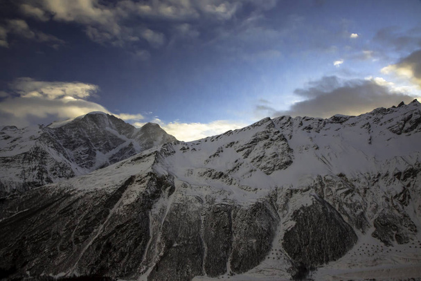 Hiver en montagne. La gorge de montagne dans la neige. Paysage du Caucase du Nord
 - Photo, image