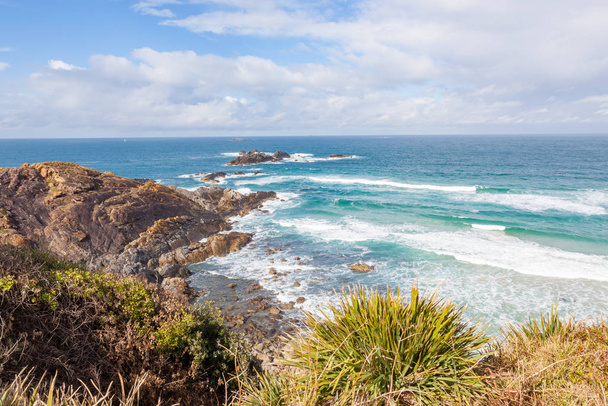 Plaża Light House w Seal Rocks. Seal Rocks to mała osada przybrzeżna na obszarze samorządu terytorialnego Rady Środkowego Wybrzeża, w środkowej części Nowej Południowej Walii w Australii, 275 kilometrów na północny-wschód od Sydney.. - Zdjęcie, obraz