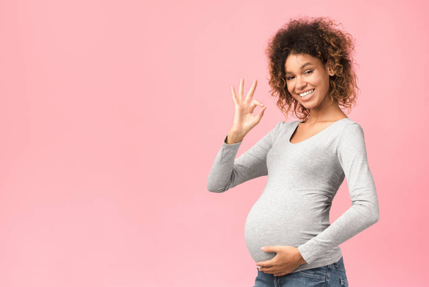 Επιτυχημένη εγκυμοσύνη. Θετική afro κορίτσι δείχνει ok σημάδι - Φωτογραφία, εικόνα