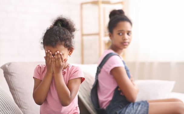 Malá africká holčička brečí doma, uráží ji její sestra - Fotografie, Obrázek