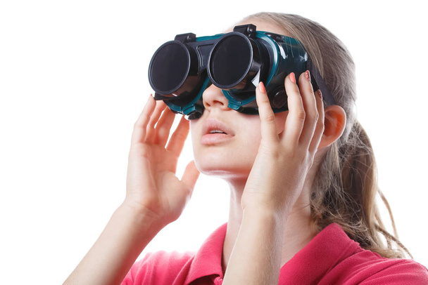chica en gafas de realidad virtual jugando - Foto, imagen