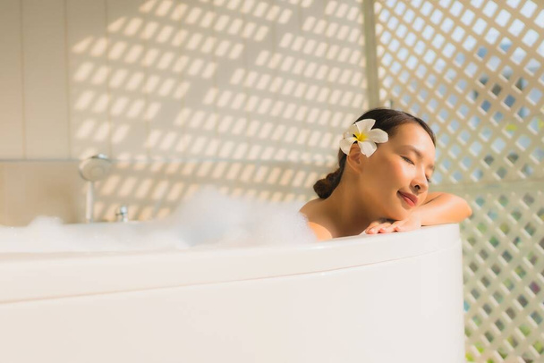 Retrato joven asiático mujer relajarse tomar un baño en bañera
 - Foto, Imagen