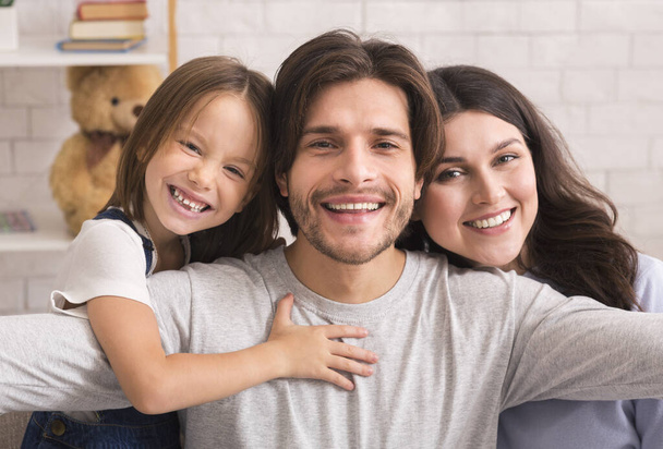 szczęśliwy człowiek biorąc Selfie z jego żona i córka w domu - Zdjęcie, obraz