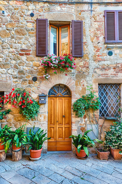Średniowieczne uliczki w mieście Pienza, Toskania, Włochy - Zdjęcie, obraz