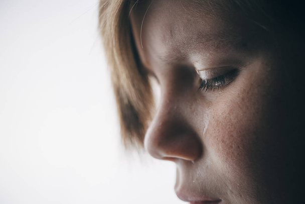 lány sír érzelmi portré, gyermek ideges - Fotó, kép
