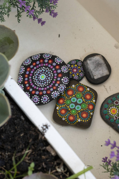 Piedras pintadas a manos con mandalas como ejercicio de concentracion y mindfulness - Zdjęcie, obraz