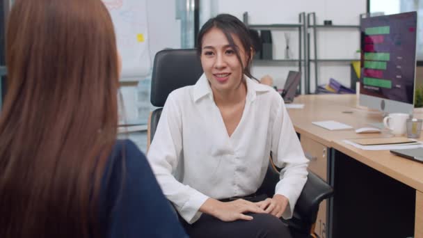 Asia zakenmensen chatten met stagiair bespreken sollicitatiegesprek collega 's hebben een gesprek en vergadering brainstorming ideeën over project werkplan succes strategie in kantoor. 4k Slow motion. - Video