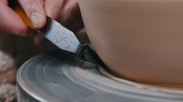 Ceramista uomo che lavora con una pentola con un coltello stucco fare un bordo affilato
 - Filmati, video