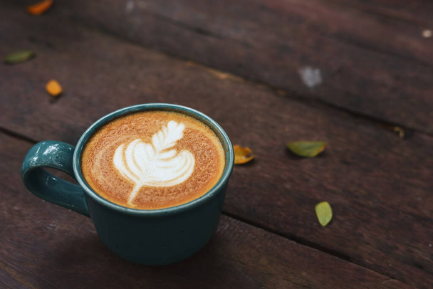 horké latté káva nápoj dát na dřevěný stůl v dopoledních hodinách - Fotografie, Obrázek