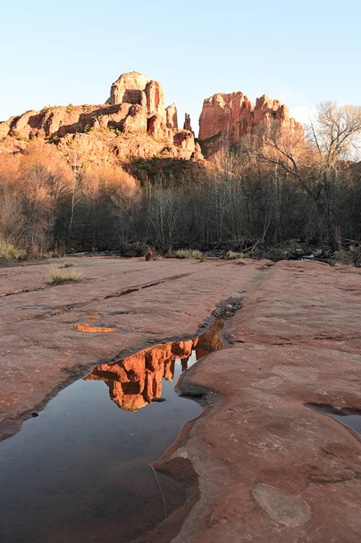 Cattedrale Roccia e riflessione in acqua a Red Rock Attraversamento vicino a Sedona, Arizona
.. - Foto, immagini