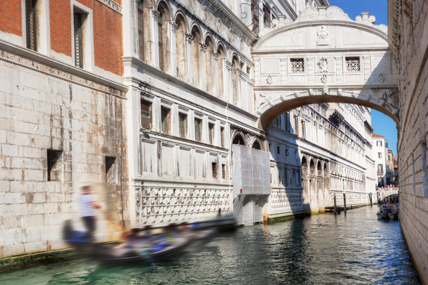 Venecia, Italia. El Puente de los Suspiros y la góndola
 - Foto, Imagen