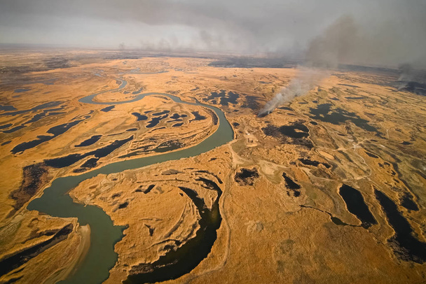 Вогонь тундри. Палаюча суха трава і торф'яні болота, вогонь і дим
 - Фото, зображення