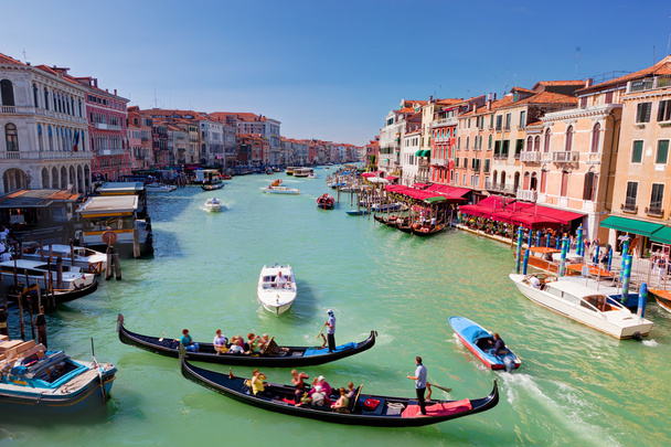 Βενετία, Ιταλία. γόνδολα με τουρίστες που επιπλέει στο μεγάλο κανάλι - Φωτογραφία, εικόνα