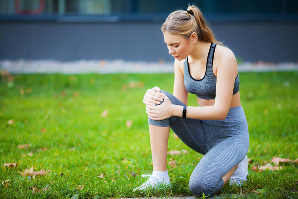 Frau leidet nach Training unter Schmerzen im Bein - Foto, Bild