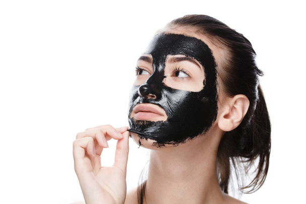 Mädchen nimmt Kosmetikmaske aus dem Gesicht - Foto, Bild