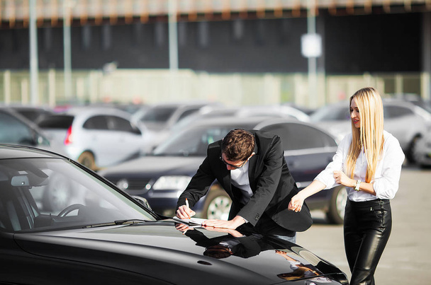 Happy young couple chooses and buying a new car for the family - Φωτογραφία, εικόνα