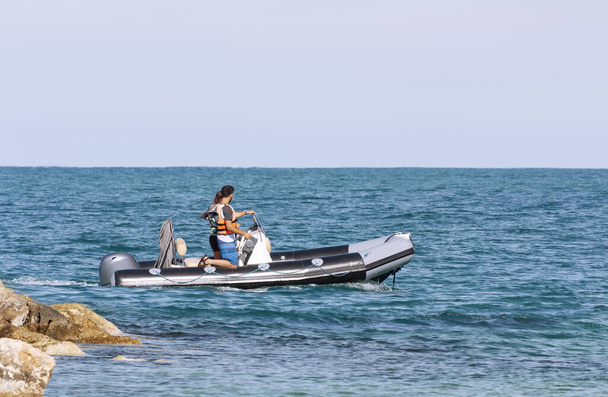 Una coppia innamorata cavalca su una barca a motore
 - Foto, immagini