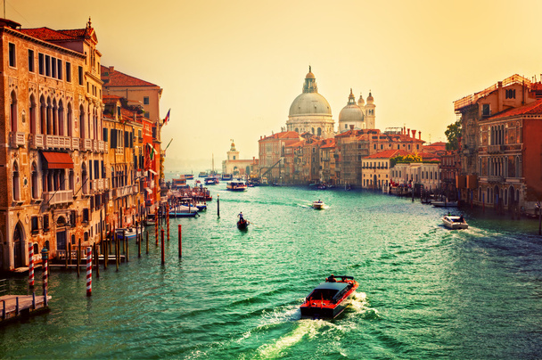 Venetië, Italië. Grand canal en de Basilica di santa maria della salute bij zonsondergang - Foto, afbeelding