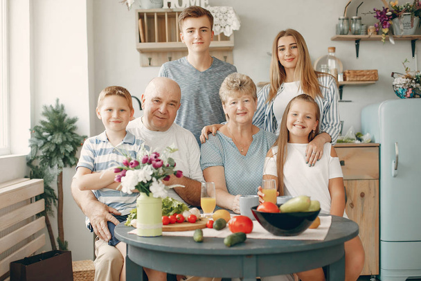 Bela família grande preparar comida em uma cozinha
 - Foto, Imagem