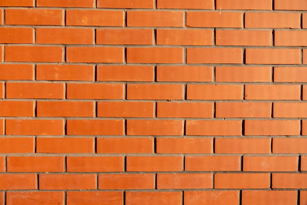 Υπόβαθρο από τούβλο πορτοκαλί υφή τοίχου στον ήλιο - Φωτογραφία, εικόνα