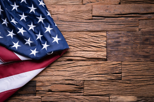 Pohled shora na americkou vlajku na dřevěném pozadí - Fotografie, Obrázek