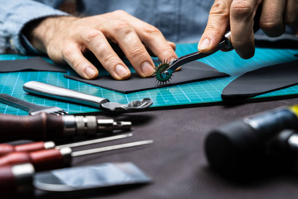 Shoemaker Working With Leather At Tailoring Workshop - Valokuva, kuva