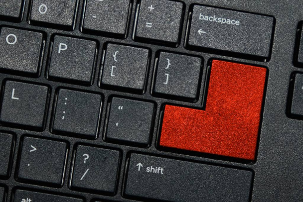 Κόκκινο κουμπί στο μαύρο πληκτρολόγιο υπολογιστή  - Φωτογραφία, εικόνα