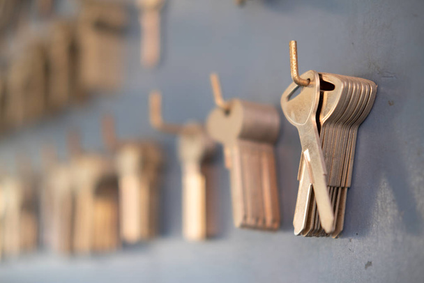 Fechar a chave pendurada na parede na loja do fabricante de chaves
 - Foto, Imagem
