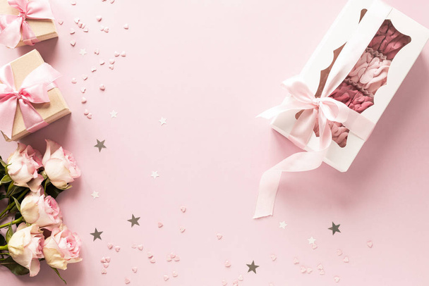 Подарочная коробка или подарочная коробка и цветы на розовом столе вид сверху. Плоский лежал. День рождения, свадьба, день Святого Валентина, 8 марта концепция. копировальное пространство
 - Фото, изображение
