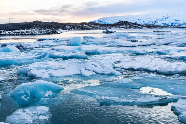 Góry lodowe pływające na pięknej lagunie Jokulsarlon Islandia - Zdjęcie, obraz
