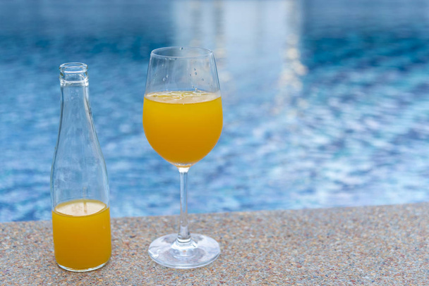 Апельсиновый сок в бассейне. Софт-напиток
. - Фото, изображение