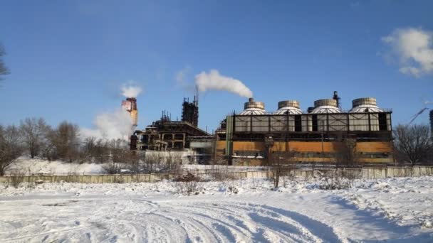 white smoke from factory chimneys. industrial pollution - Video, Çekim