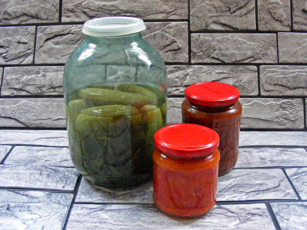 Composición con frascos de verduras en escabeche. Alimentos marinados - Foto, Imagen