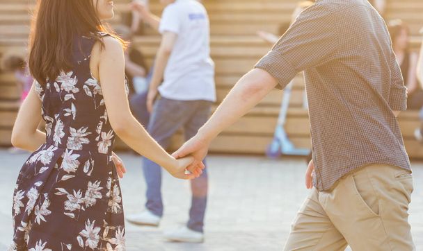 Conceito de kizomba, bachata ou salsa - casal de beleza dançando dança social em festa ao ar livre
. - Foto, Imagem
