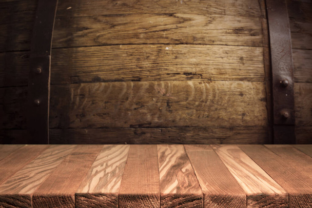 Lege bruine houten tafel en wazige achtergrond van abstracte resturant licht mensen genieten van eten, kan worden gebruikt voor montage of display uw producten - Foto, afbeelding