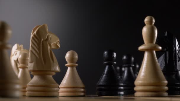 Piezas blancas y negras en tablero de ajedrez
 - Imágenes, Vídeo