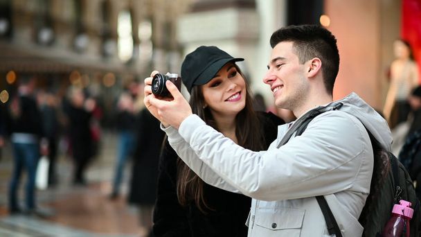 Young couple of tourists taking pictures in the city - Foto, imagen